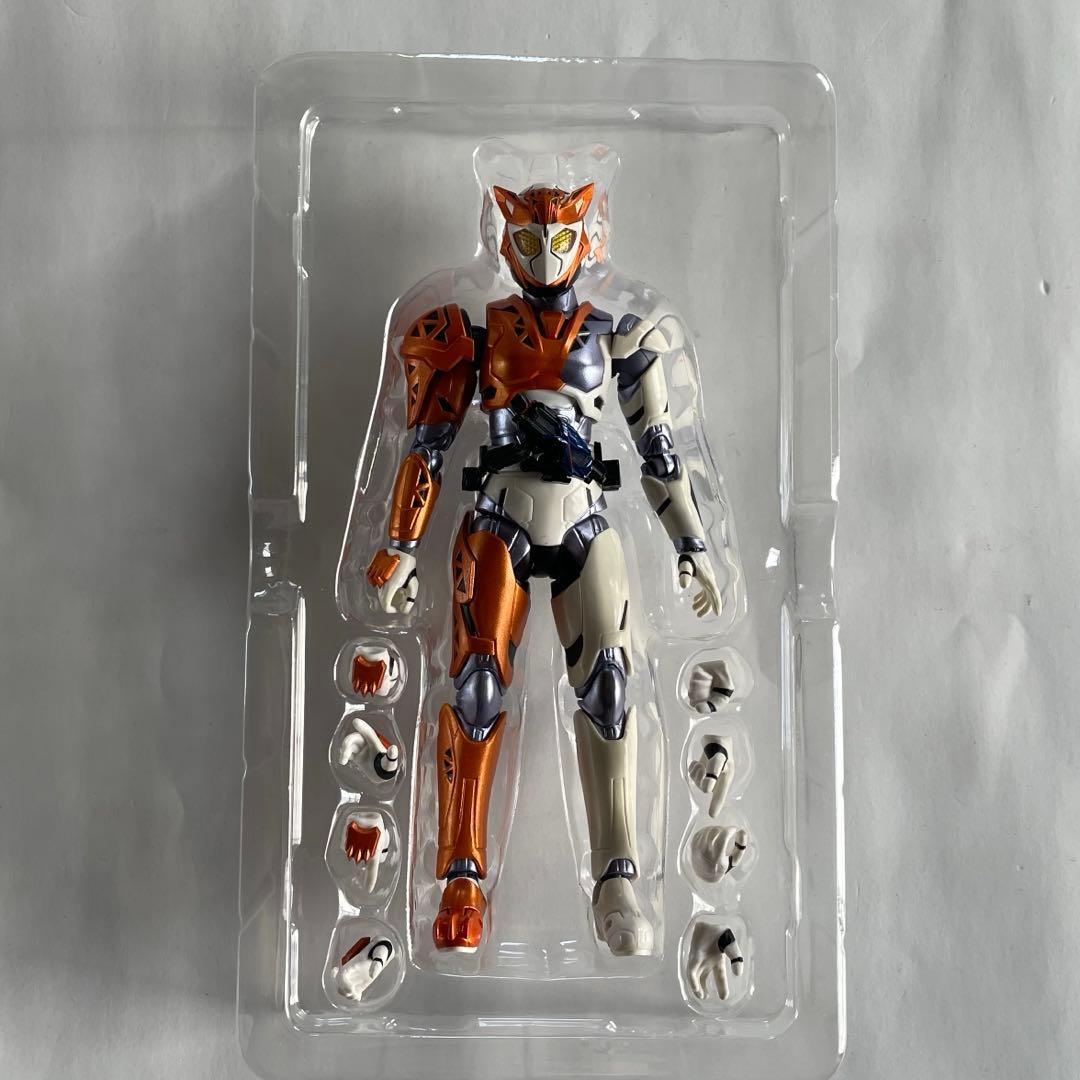 S.H.Figuarts 仮面ライダーバルキリー　仮面ライダー迅　イズ