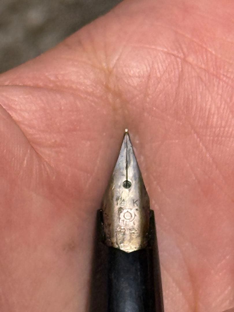14k チップ　黒い万年筆 金色リング付き