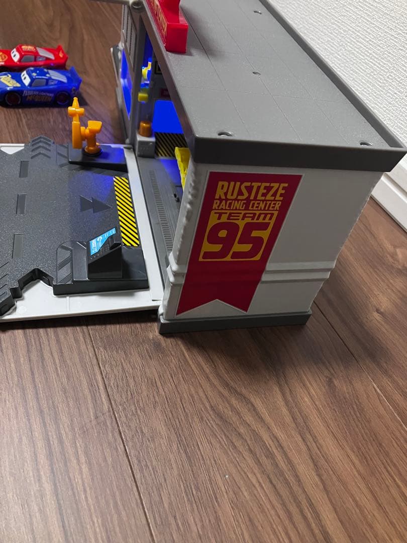 カーズ　ガレージ　クイックチェンジ　プレイセット　M