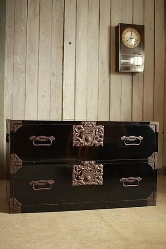 Akamaru 　綺麗な打ち出し金具庄内箪笥　2段　タンス　収納　古家具