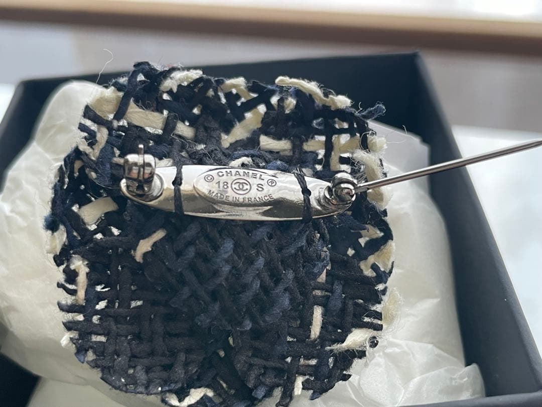 CHANEL　カメリア　ブローチ　ロゴあり