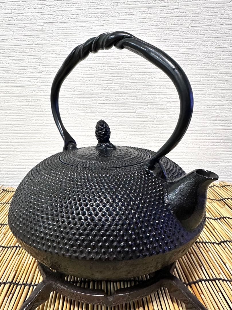 未使用品、保管品　南部名工金秀 及春鋳造捻鉉算盤形アラレ南部鉄瓶　南部鉄器　鉄瓶