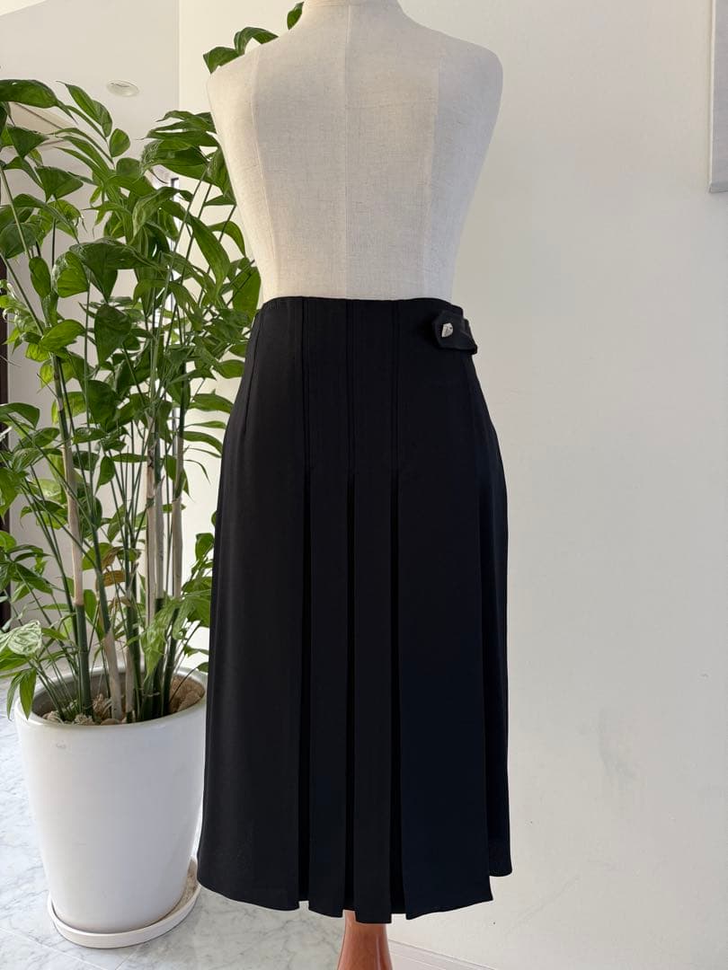 １回のみ着用　エルメス　シルク膝丈スカート コリエドシアンボタン付き