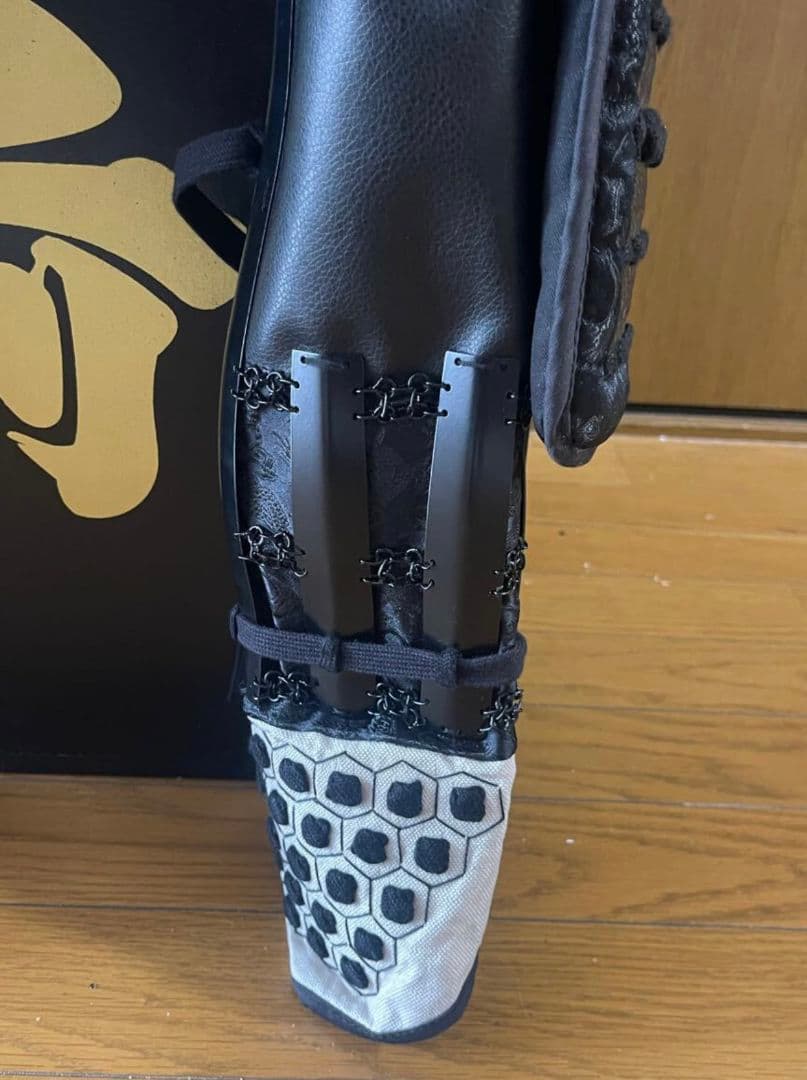 黒い武士の鎧 金色装飾付き　新品　甲冑武具　　等身大　着用可能　兜