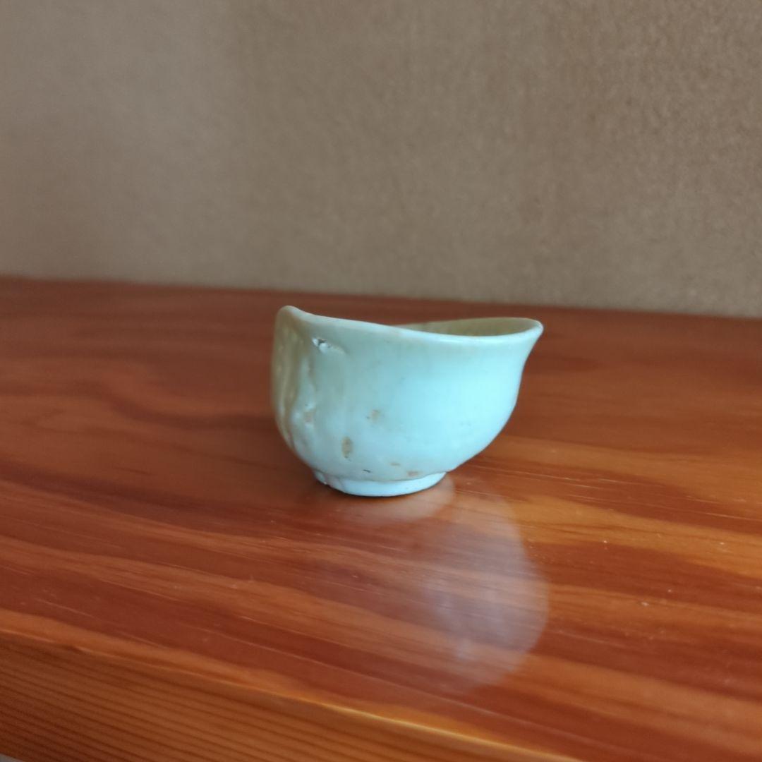 淡い色の陶器製小皿　初期伊万里　鎬文ぐい呑み　骨董品