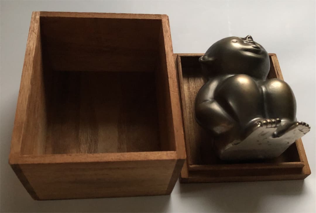 しゃがみ込むエクボのある子供像　箱付き