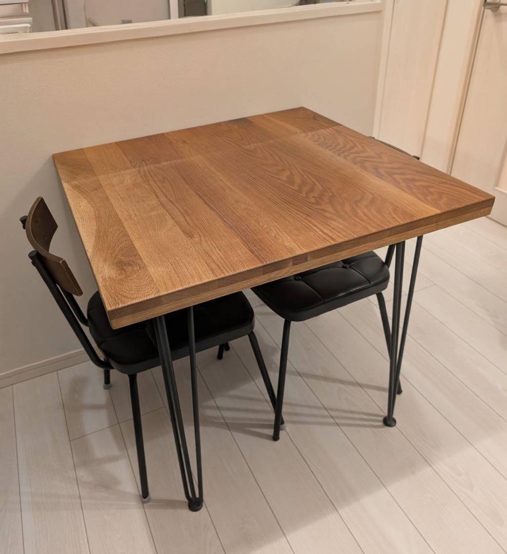オーク材の正方形ダイニングテーブル