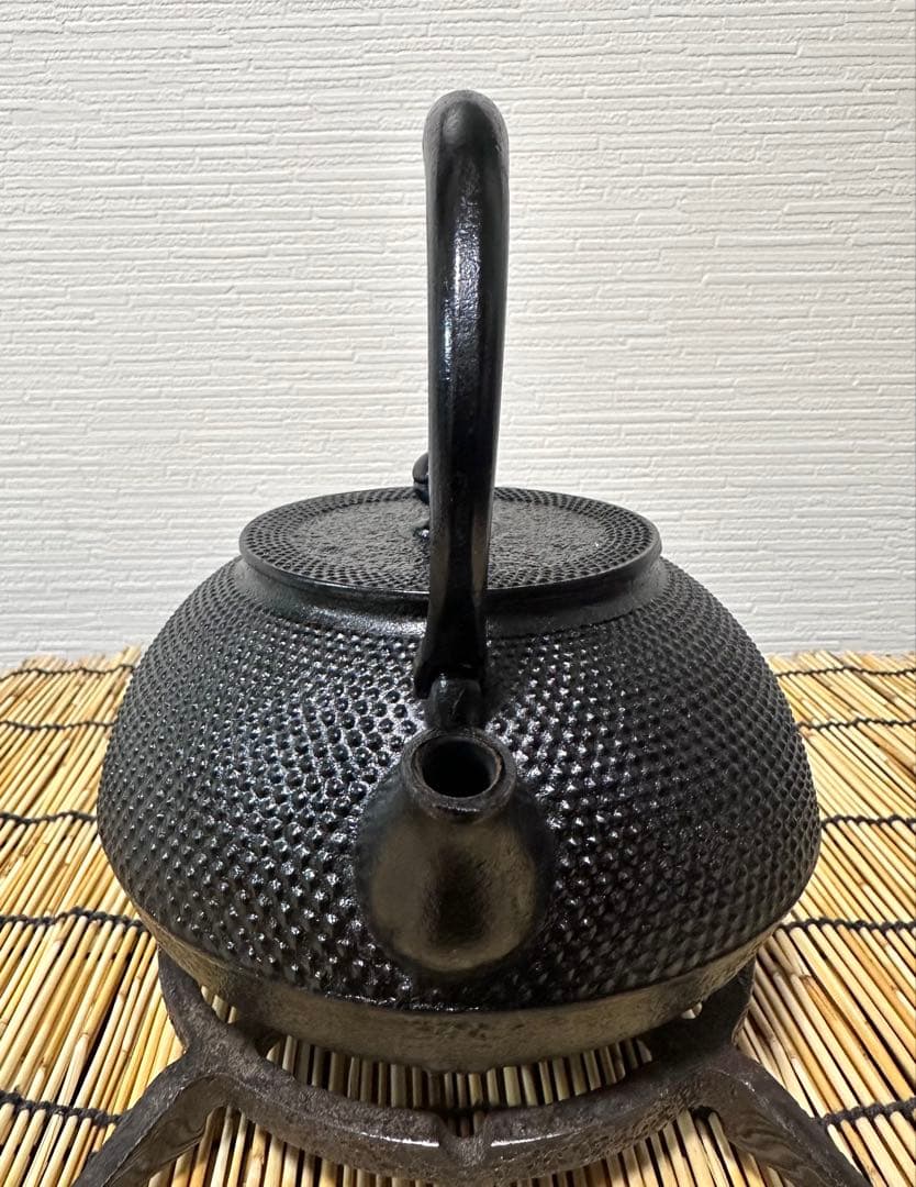 未使用、栞、タグ、南部鉄器検査証付き　南部岩鋳造１０型アラレ　南部鉄瓶　南部鉄器