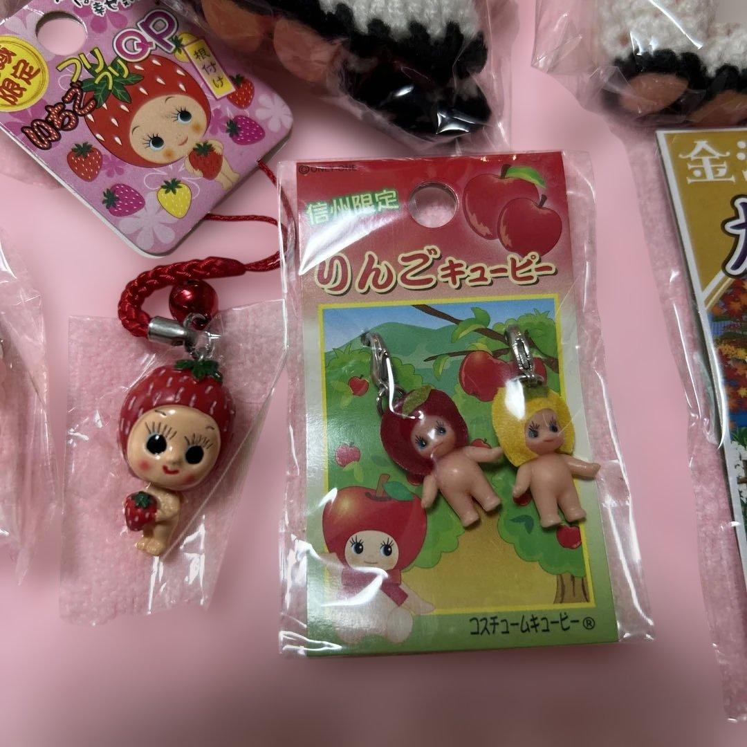 キャラクター人形3体セットとストラップ