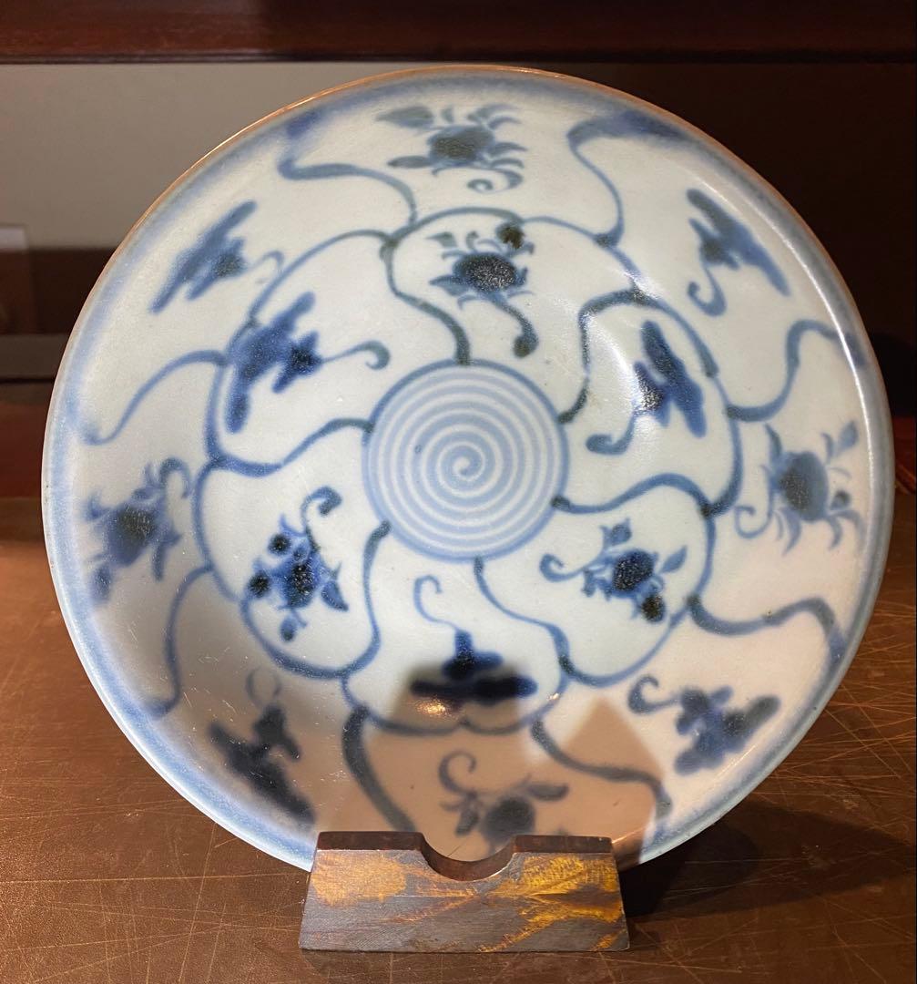 福建省徳化窯　染付絵皿　鑑賞台付 　 　　沈船品　ヴィンテージ　レア ・台湾茶器