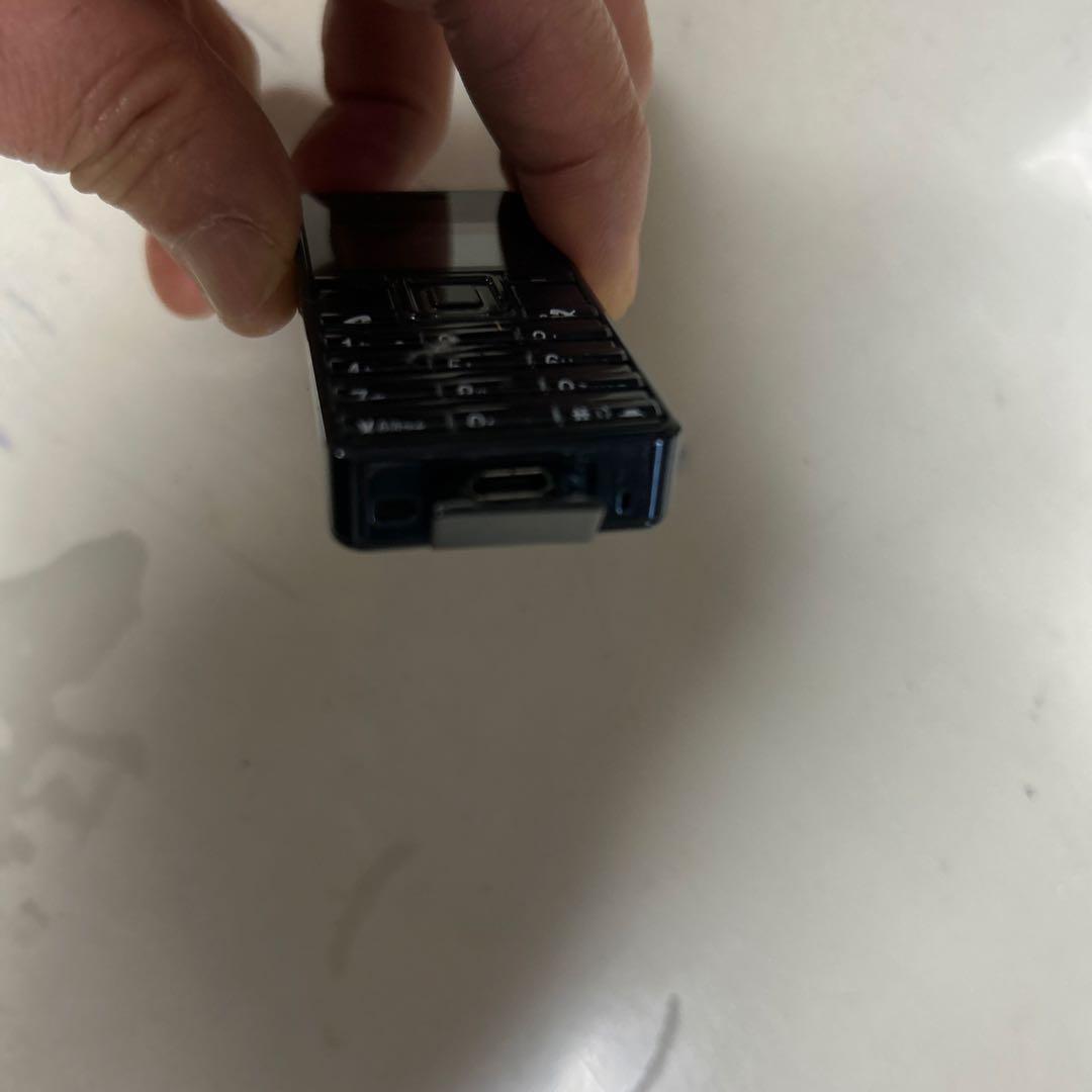 画像はWILLCOM（ウィルコム）の「ストラップフォン WX03A」ブラック