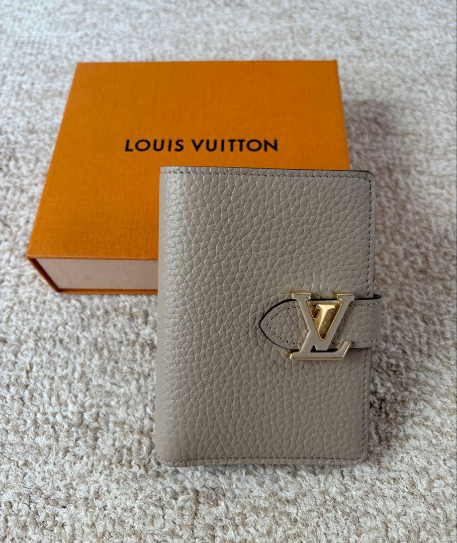 【ゆかっち】 ルイヴィトン ヴェルティカルウォレットコンパクト グレージュ
