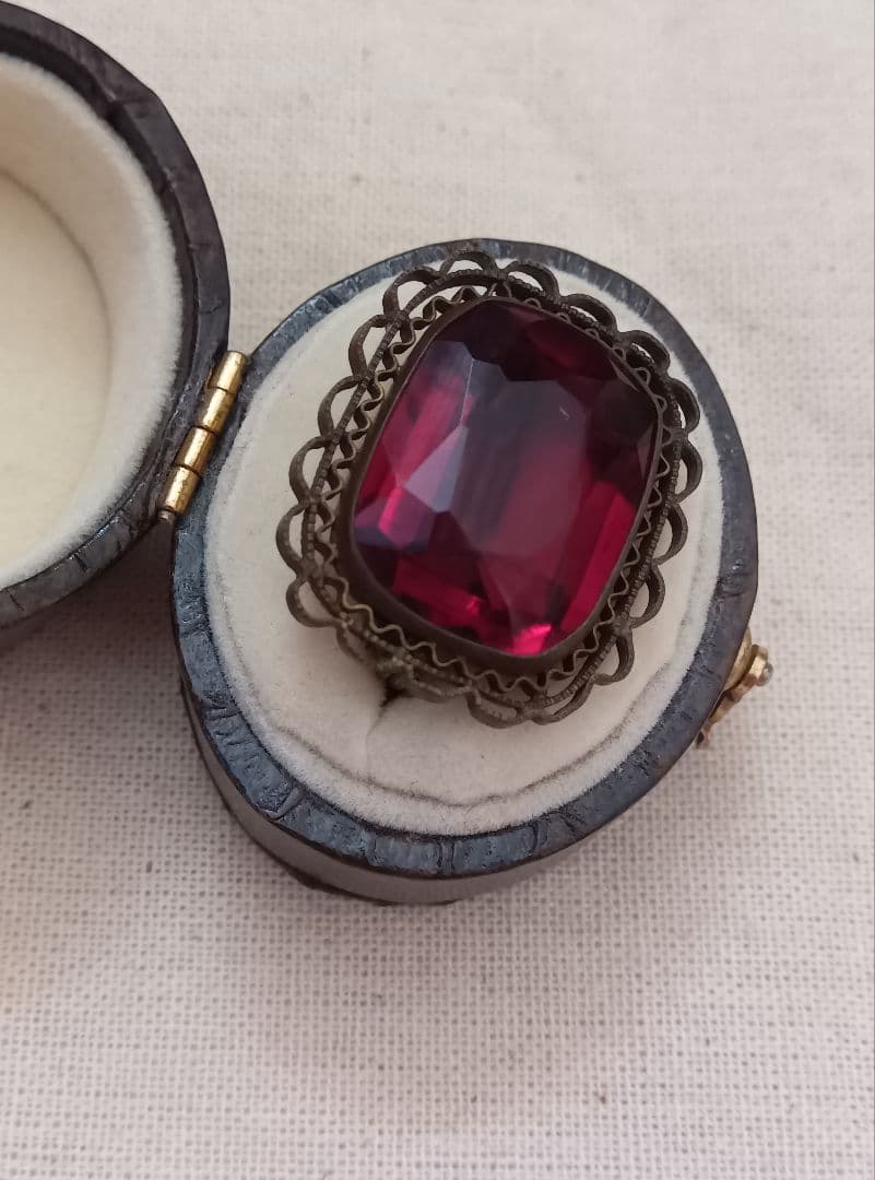 マ*ニ様 アンティーク　深い赤のガラスのブローチ　　ヴィンテージ