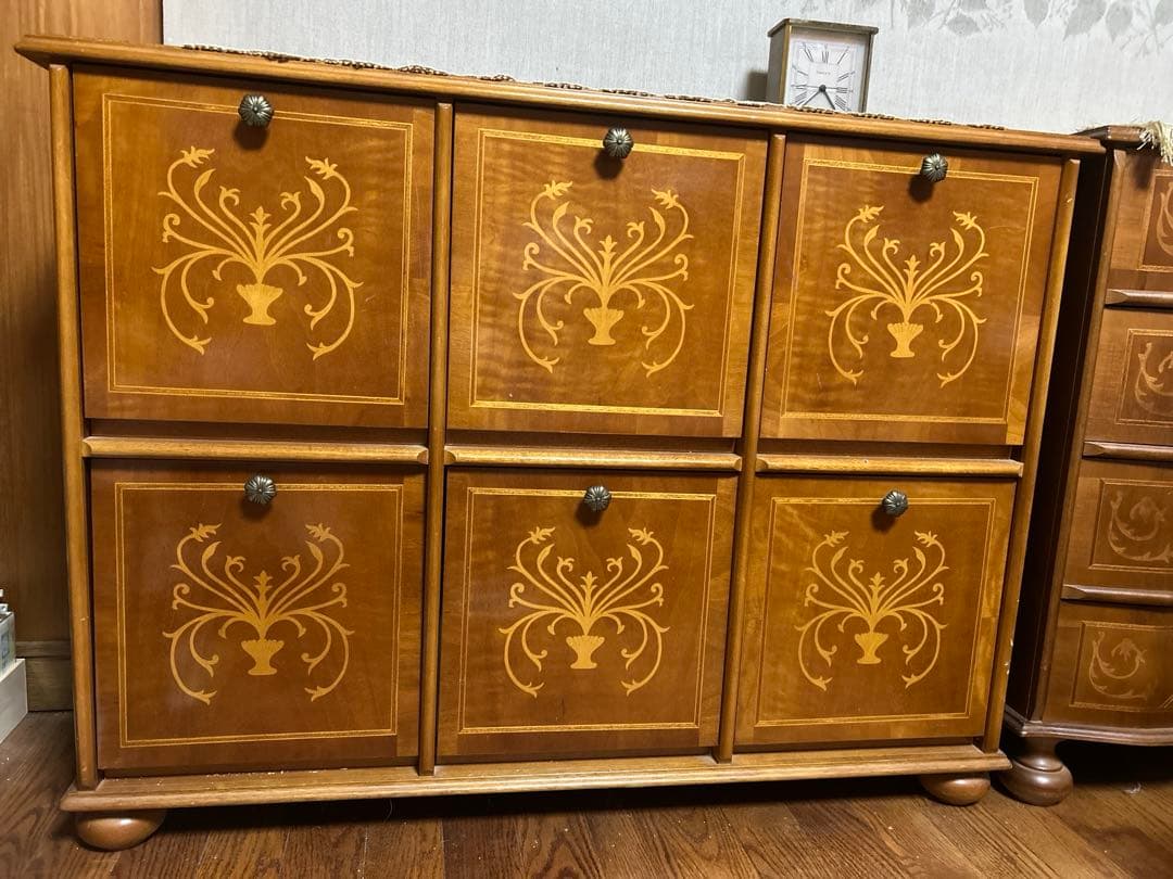 キャビネット　イタリア　本棚　扉付き　アンティーク風　ロココ調