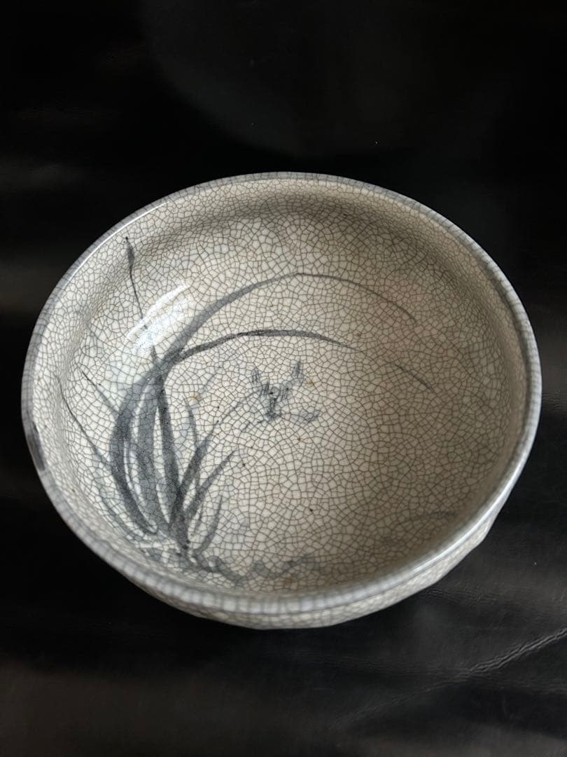 美しい古美術◾️蔵からステキな春蘭の描かれた雰囲気の良い陶器がでて来ました。