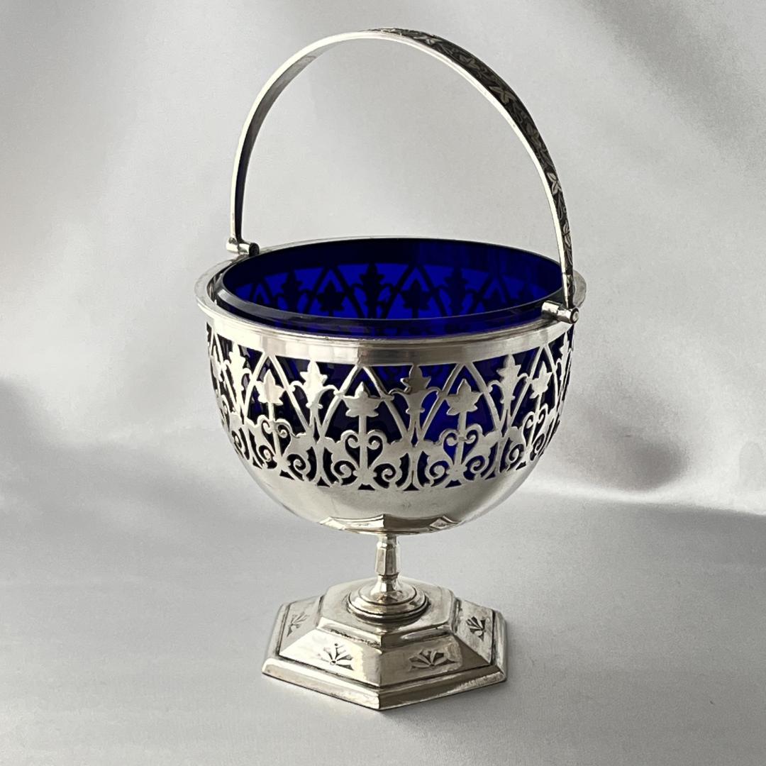 【英国】 透かしのボンボンスタンド【シルバープレート / ガラス】ハンドル付き