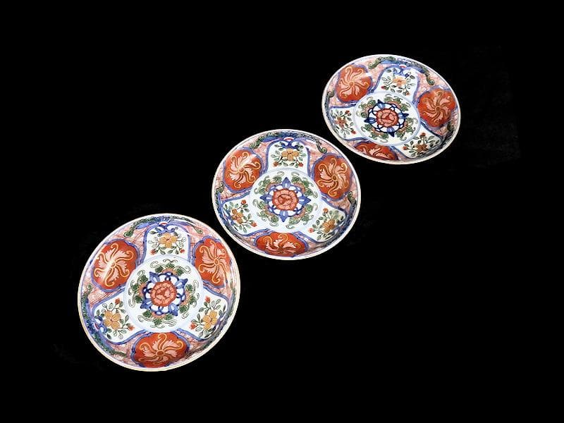 大聖寺伊万里　金襴手　花に菊花四方襷紋の図　４寸皿　３枚　B207-CHc