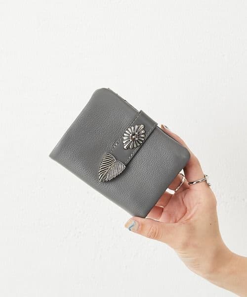 イアパピヨネ バックル折り財布 グレー