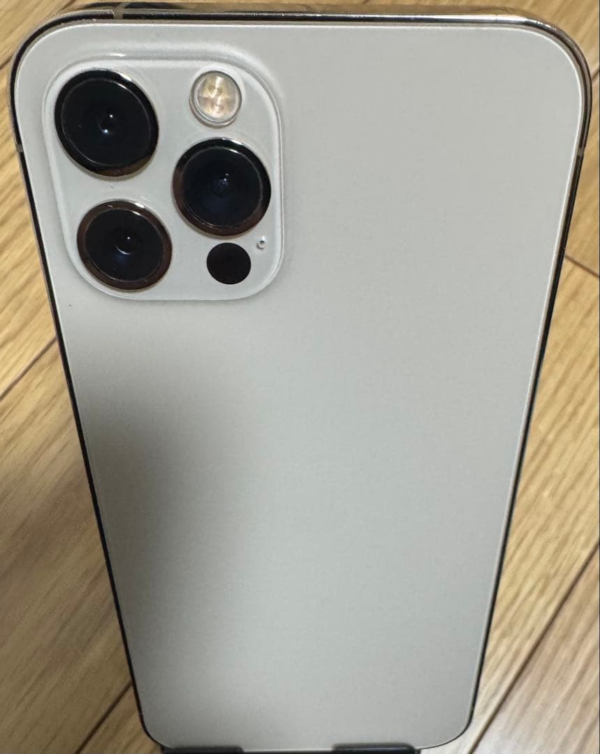 シルバー トリプルカメラ スマートフォン 本体