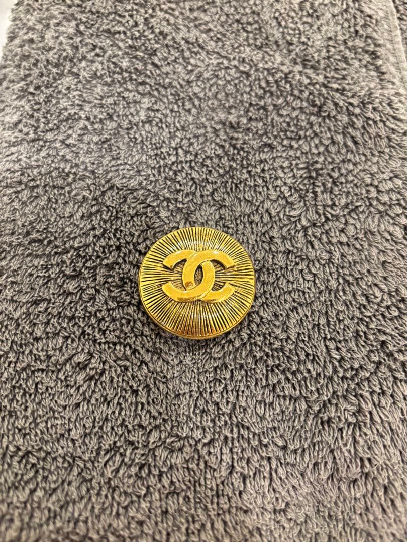 【うみ】CHANEL ゴールド ロゴ ブローチ ヴィンテージ
