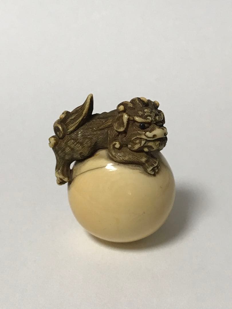 根付　江戸時代　玉獅子