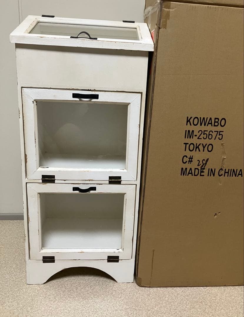 新品　アンティーク調　ガラスキャビネット