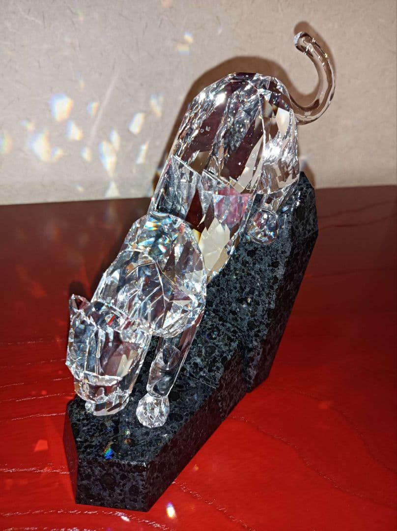 煌めくクリスタルと黒花崗岩のクールなコントラスト★スワロフスキー　フィギュリン