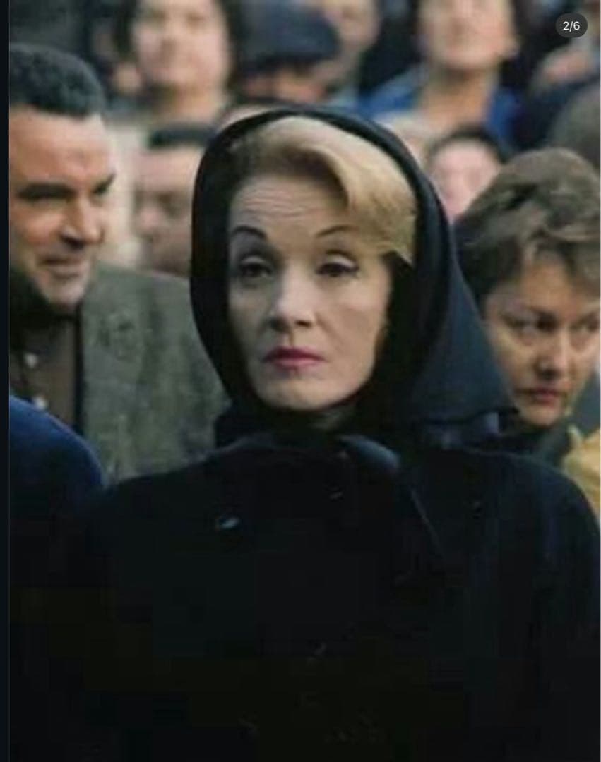 赤いナイロンコート（エコメルカリ便を受け入れるっていうボタンを押してください）