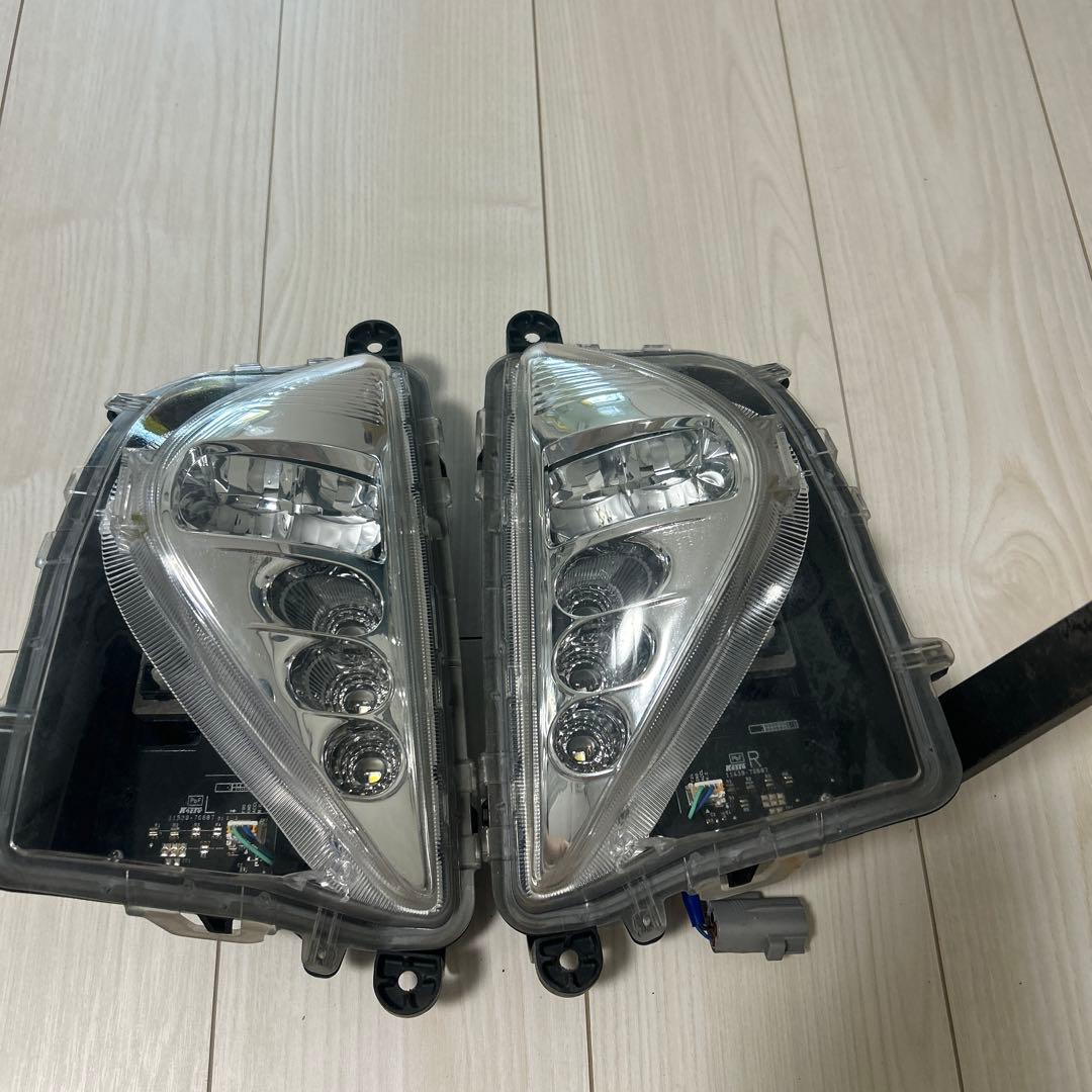 値下げ交渉あり　トヨタ　プリウス　50前期　フォグランプ　（純正）