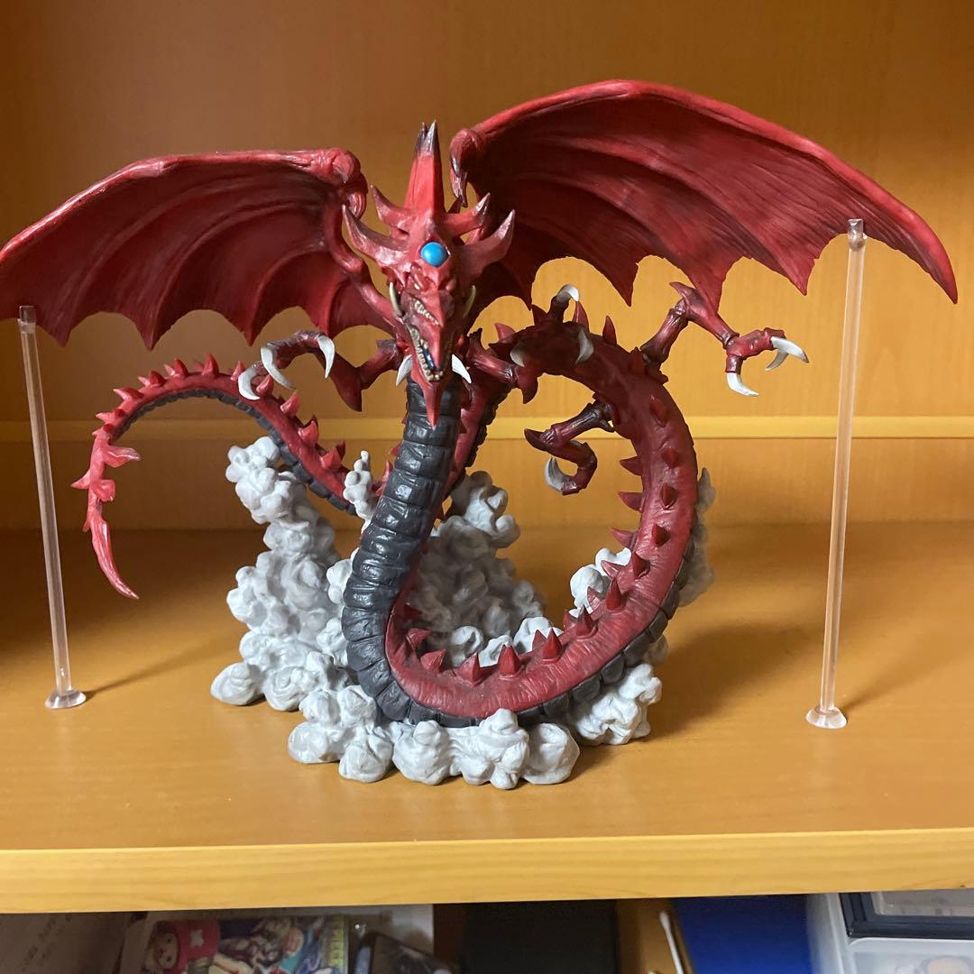 赤いドラゴンフィギュア 雲の上に立つ