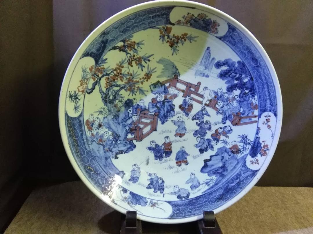 中国　大勢の遊ぶ唐人　唐子柄　重量感のある大きな古い大皿　裏印