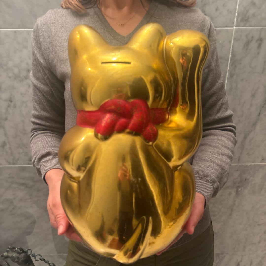 セブンスター様　ヴィンテージ手描きの瞳やまつ毛,前掛けが美しく黄金に輝く招き猫