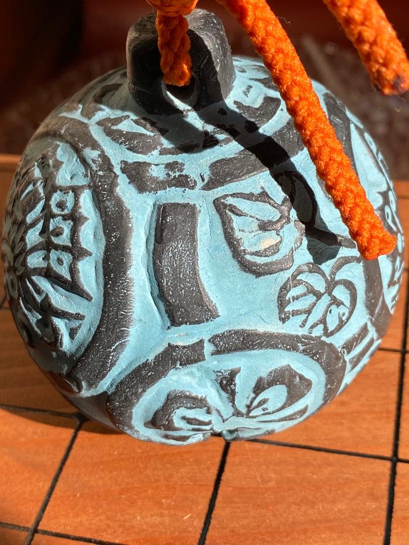 青と黒の彫刻模様の陶器球 土鈴 風鈴