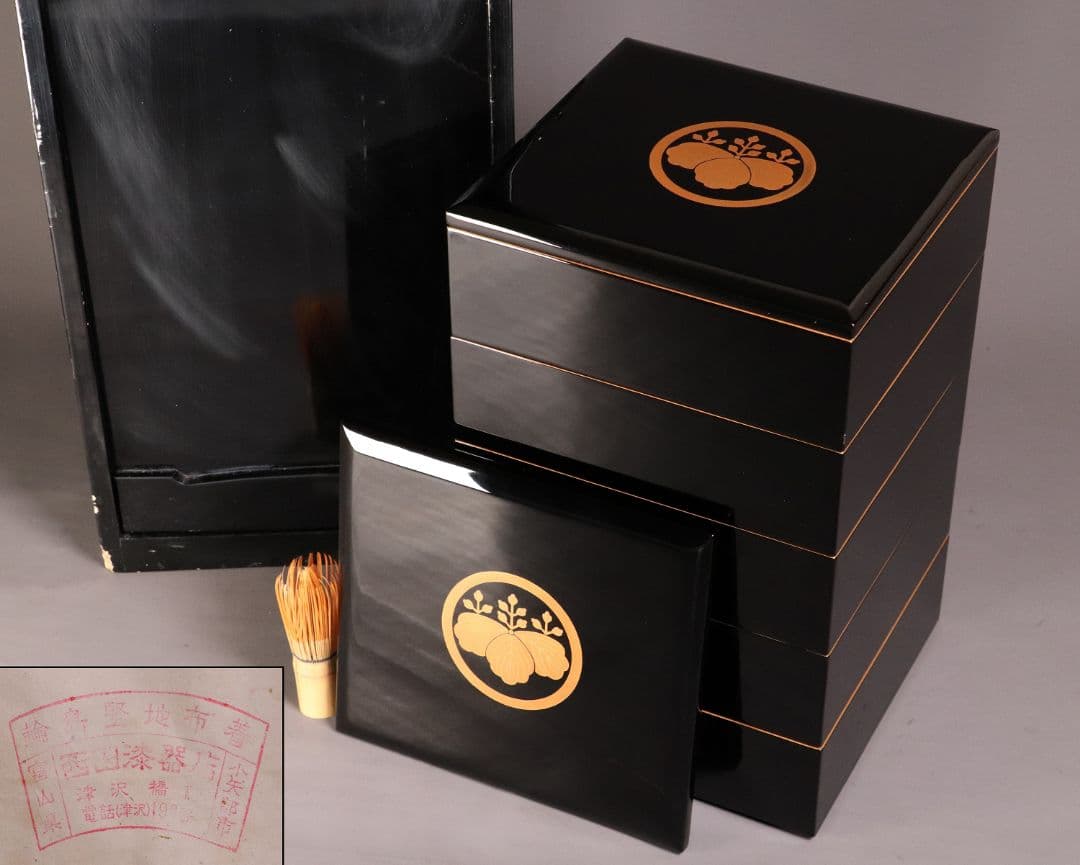 輪島塗 桐家紋 黒塗内朱塗 五段重 堅地布着 重箱 金蒔絵 木製 【MA357】