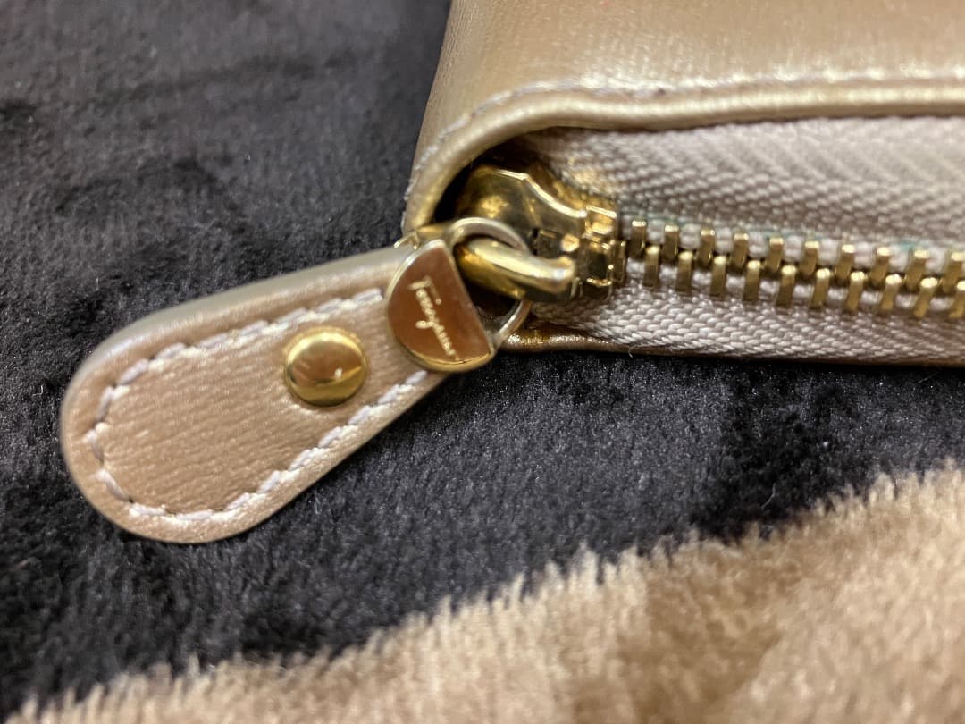 あ*も様 フェラガモ 二つ折り財布 ガンチーニ　ラウンドジップ /ゴールド