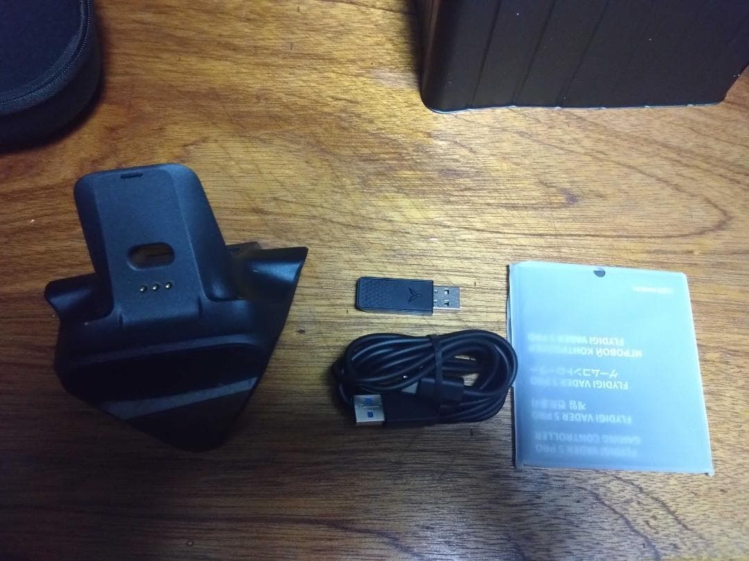 【ほぼ未使用】Flydigi Vader 5 Pro 充電ドック・ケース付