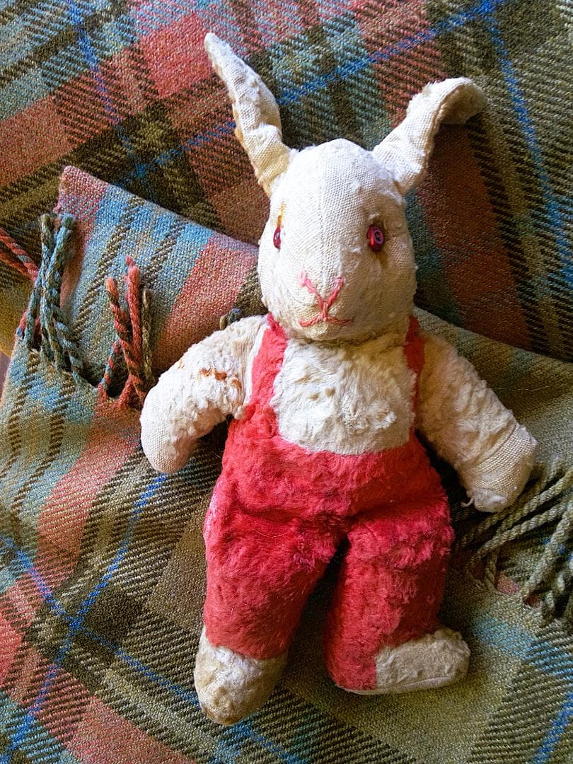 ★赤いパンツのうさぎ　アンティークのラビット　２６ｃｍ　from ENGLAND