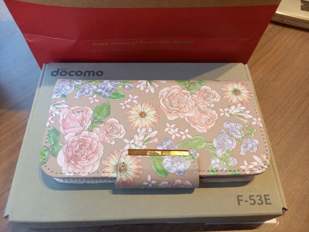 docomo らくらくスマートフォン F-53E 本体　ケース&フィルム貼付済み