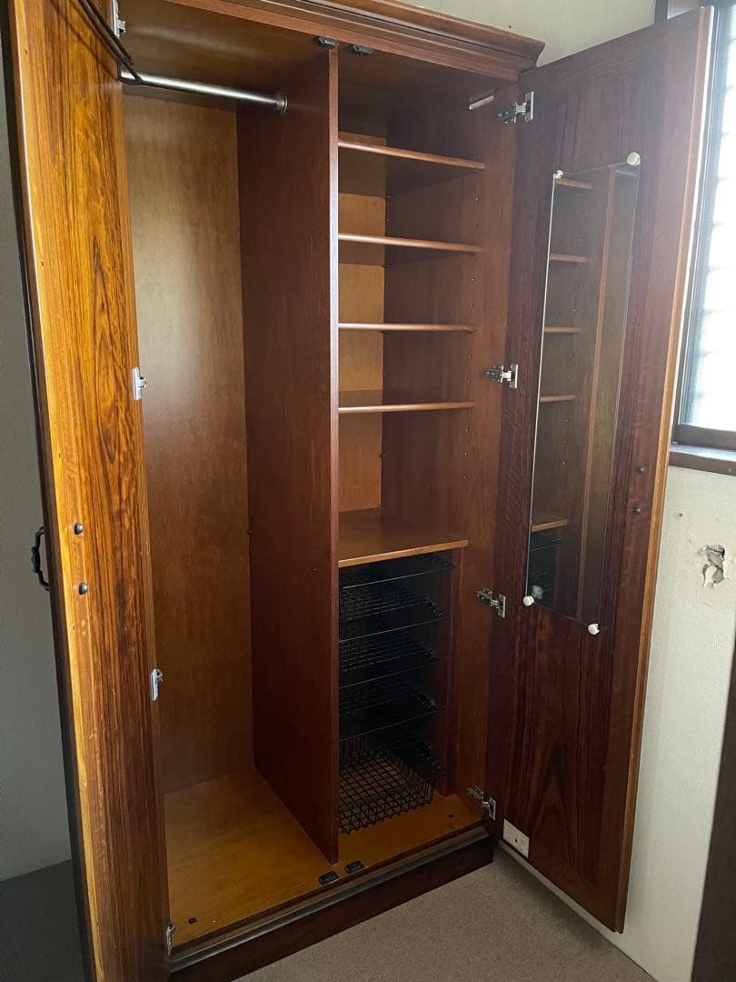 1/27までアンティークワードローブ