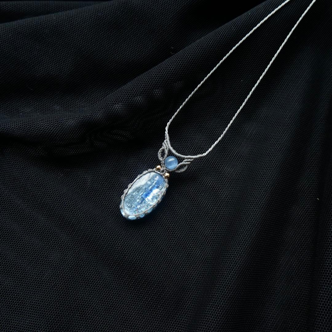 バイカラーカイヤナイトのマクラメネックレス