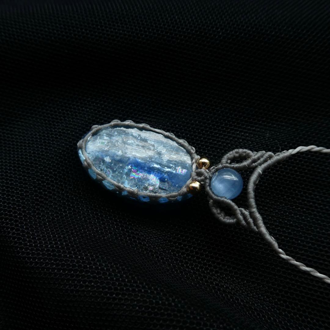 バイカラーカイヤナイトのマクラメネックレス