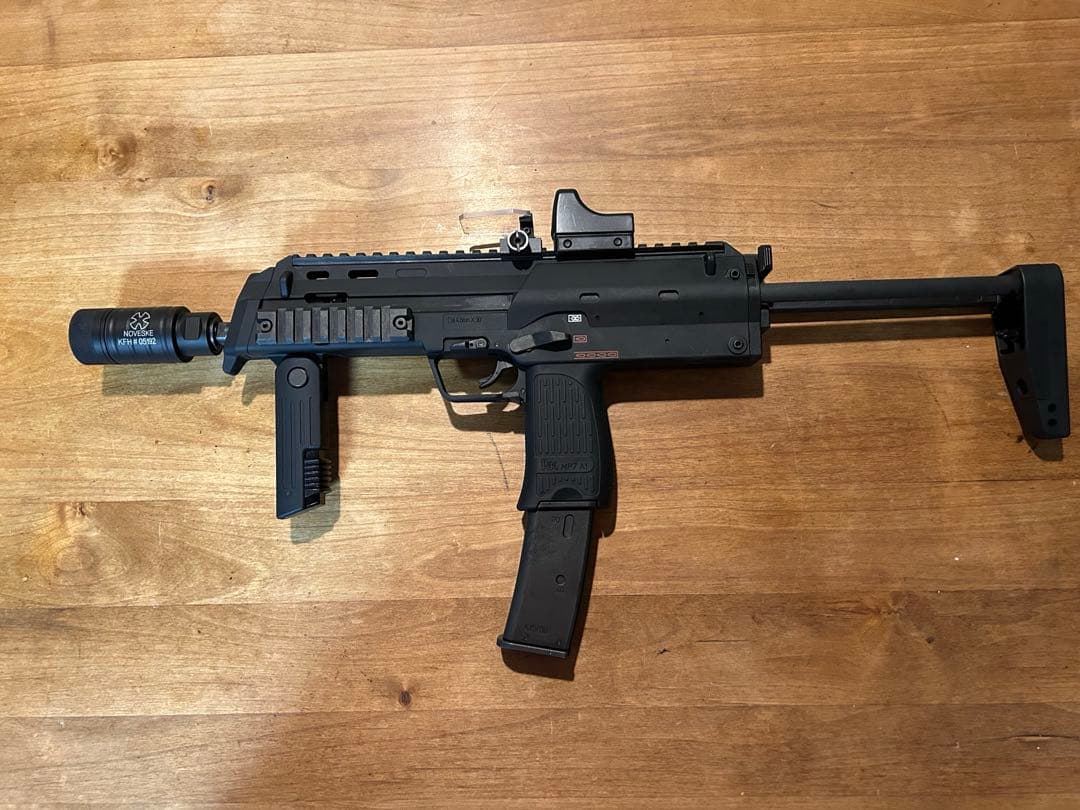 東京マルイ　MP7A1ガスブローバック　カスタム　ドットサイト　サイレンサー付き