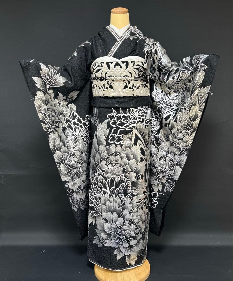 黒ラメシルバー　クール系牡丹に蝶の振袖フルセット