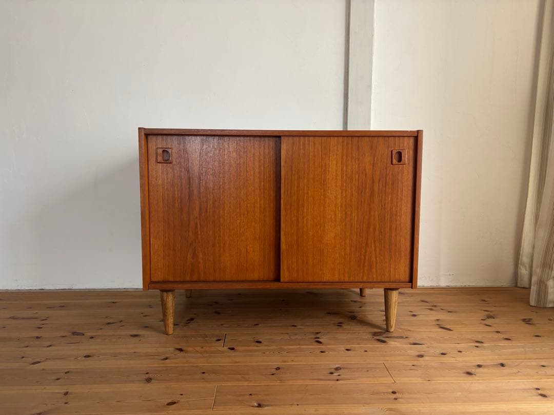 北欧ヴィンテージ　チーク　デンマーク　サイドボードキャビネット