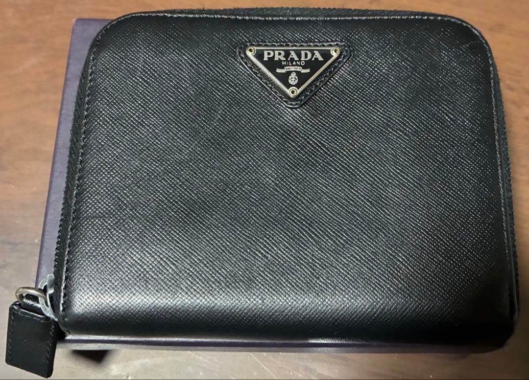 美品 プラダ 折り財布 サフィアーノレザー 三角ロゴ コンパクトジップ ブラック