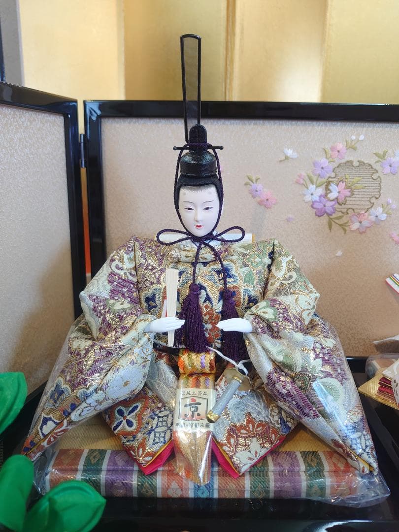 kairi●新品おひなさま●金襴衣装飾り　石帯付人形　刺繍屏風　フルセット