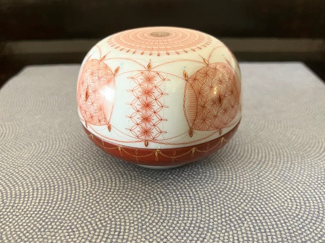 見附正康作　香合　赤絵細描小紋