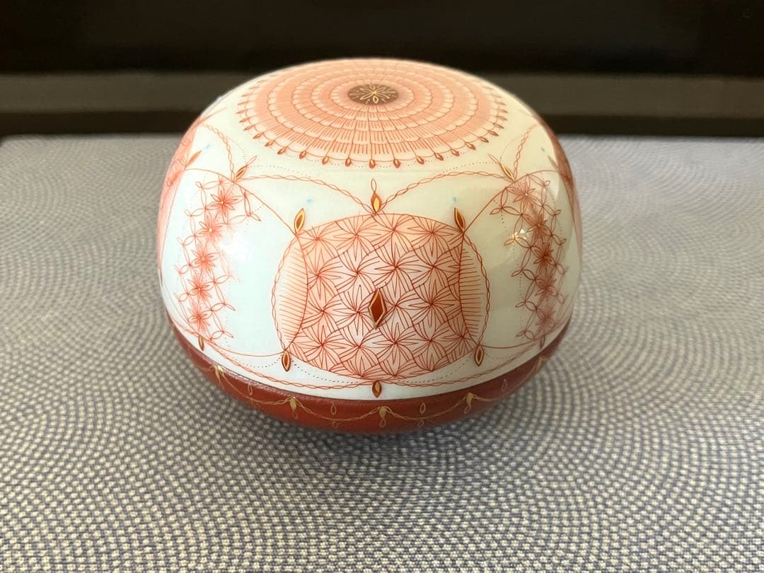 見附正康作　香合　赤絵細描小紋