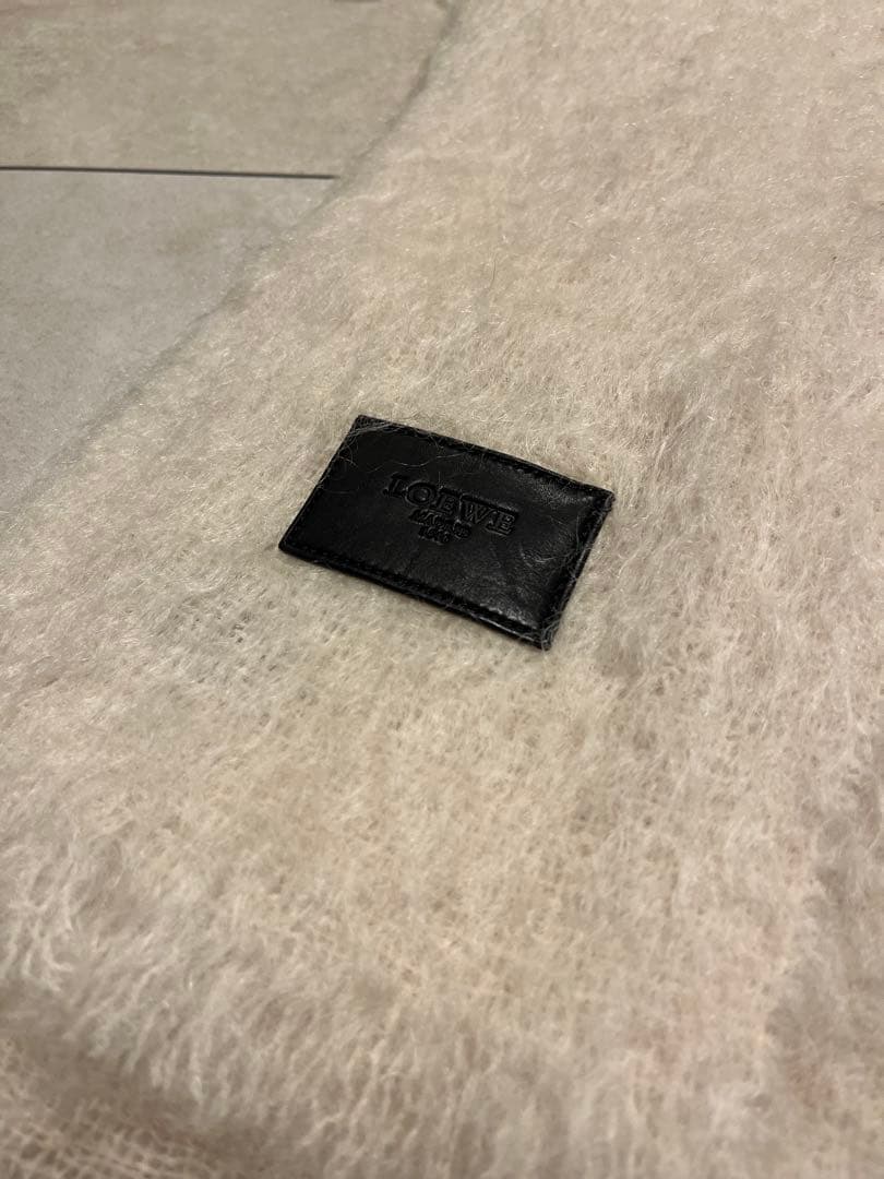 ロエベ　マフラー　オフホワイト　黒　ロゴ　レザー