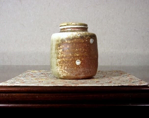 伊賀焼　作者不明　茶入写　共蓋　花押　在銘　無傷　箱無。